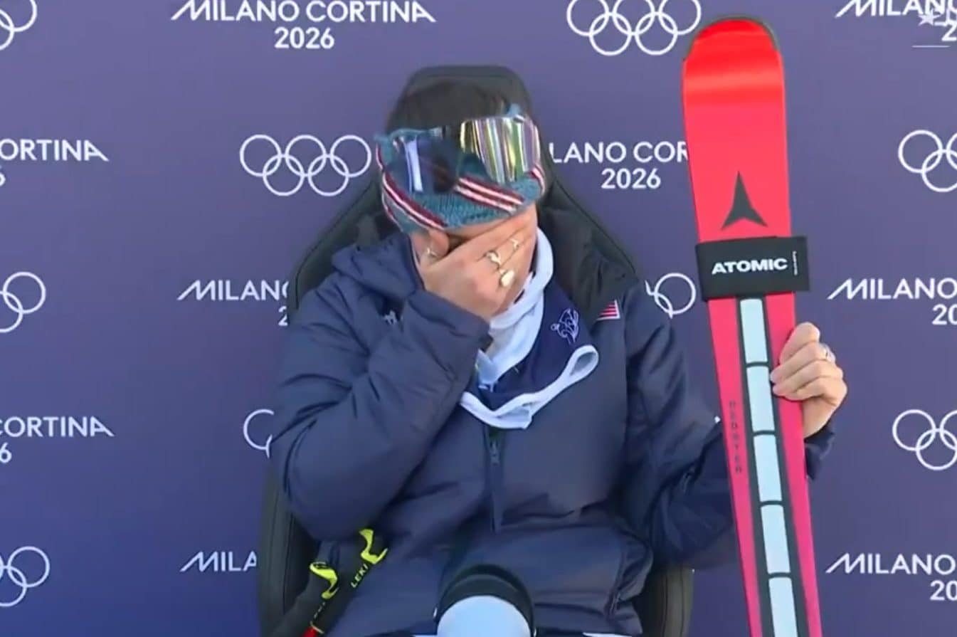 Breezy Johnson si copre il volto disperata quando vede sul maxi schermo al traguardo la caduta di Lindsey Vonn
