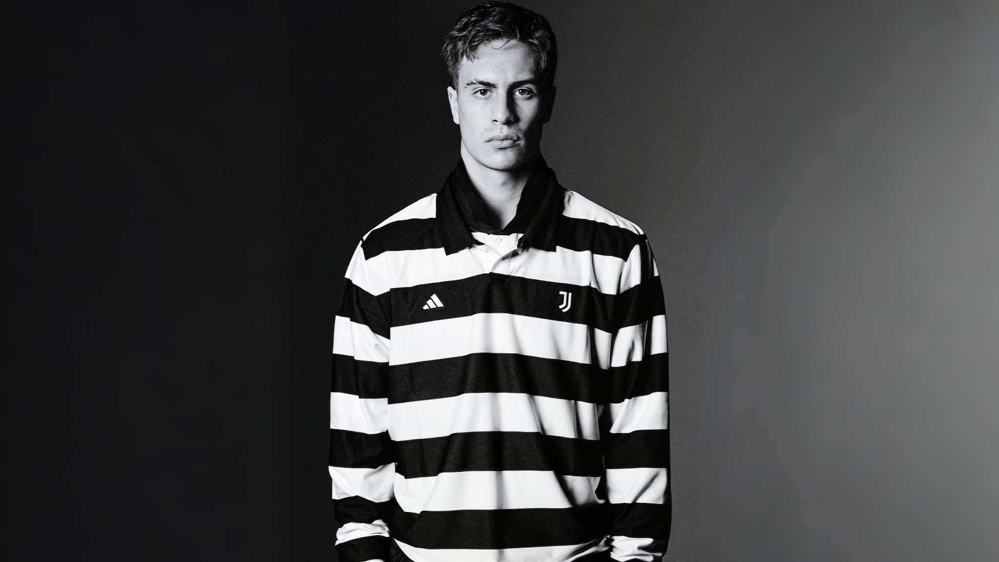 Perché la Juve contro il Como indosserà una maglia bianconera a strisce orizzontali, mai vista prima