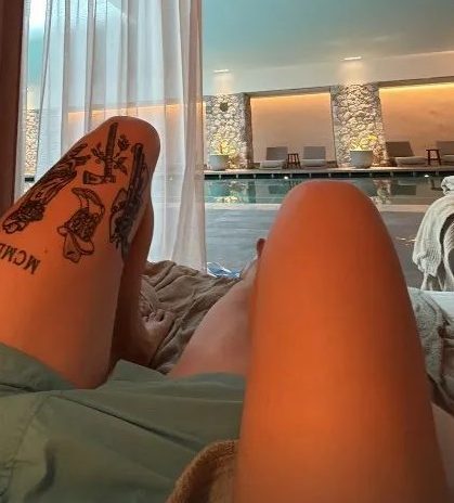 Le gambe di Sophia e del suo spasimante l’una vicina all’altra nella spa di Cortina