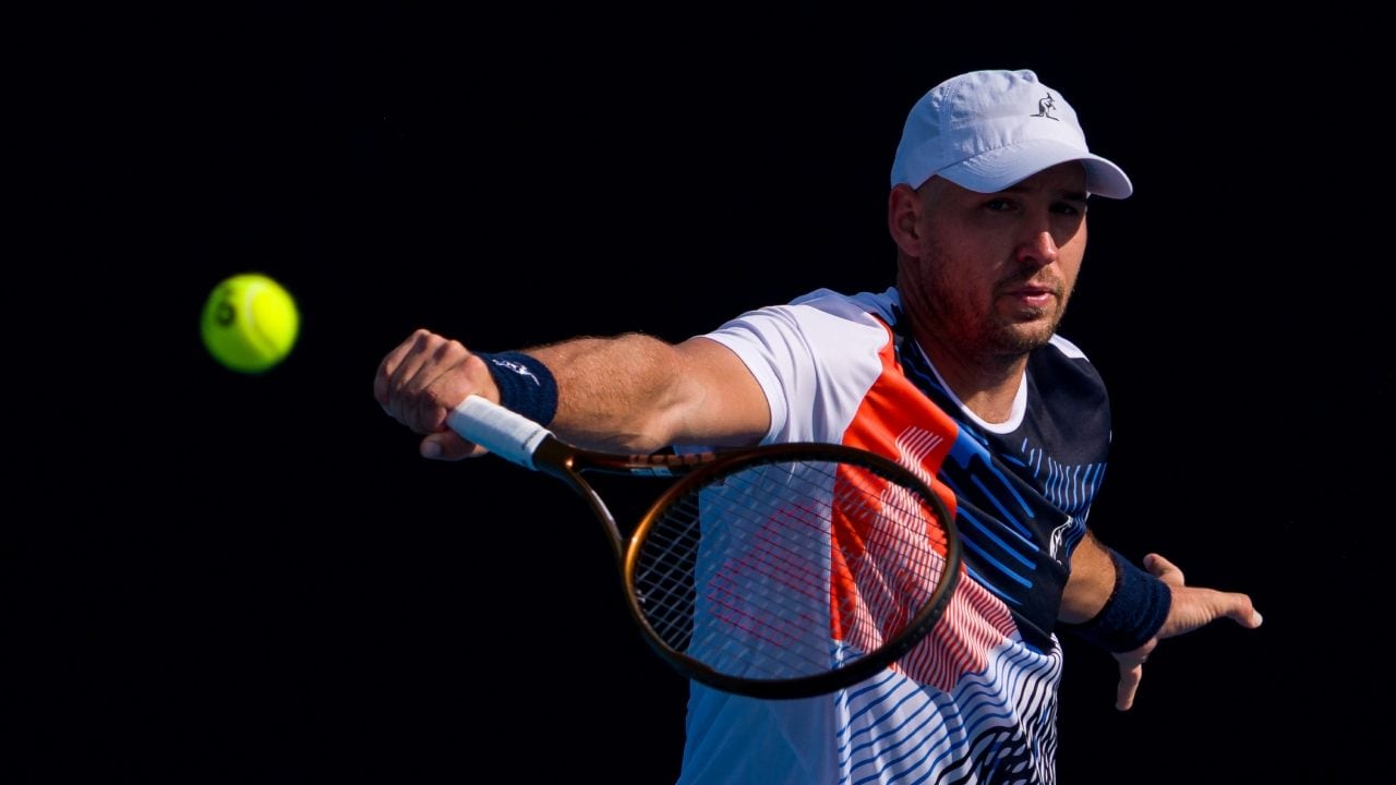 Paura per Lajovic, il tennista in ospedale dopo Cile-Serbia: sbatte contro una vetrata negli spogliatoi