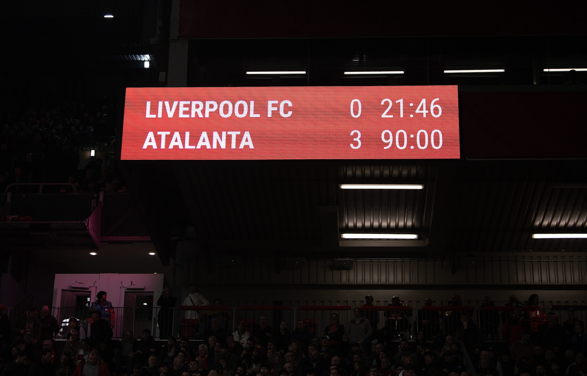 Il tabellone di Anfield Road al 90’ di Liverpool–Atalanta.