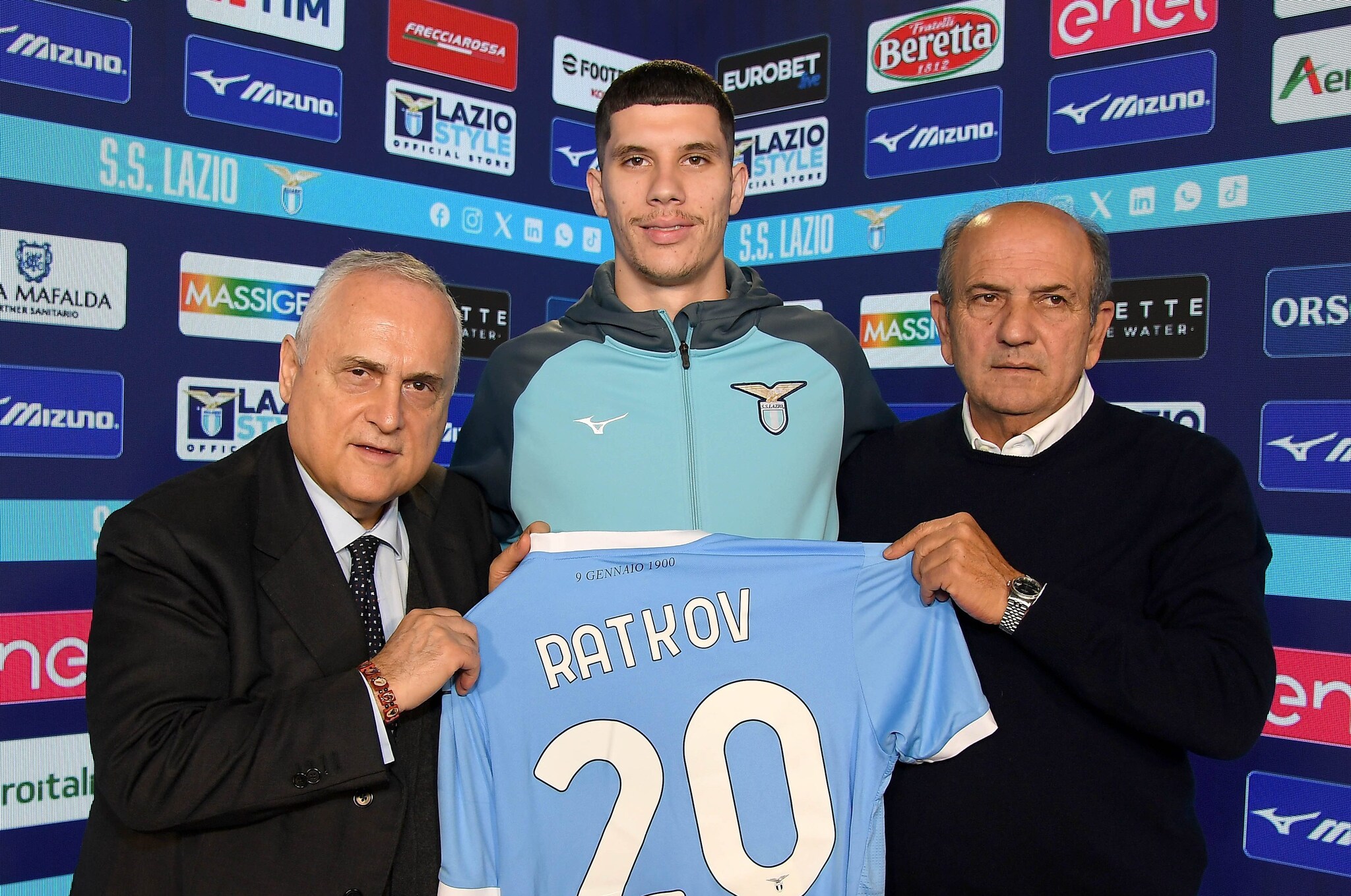 Angelo Fabiani e Claudio Lotito col nuovo acquisto della Lazio Petar Ratkov