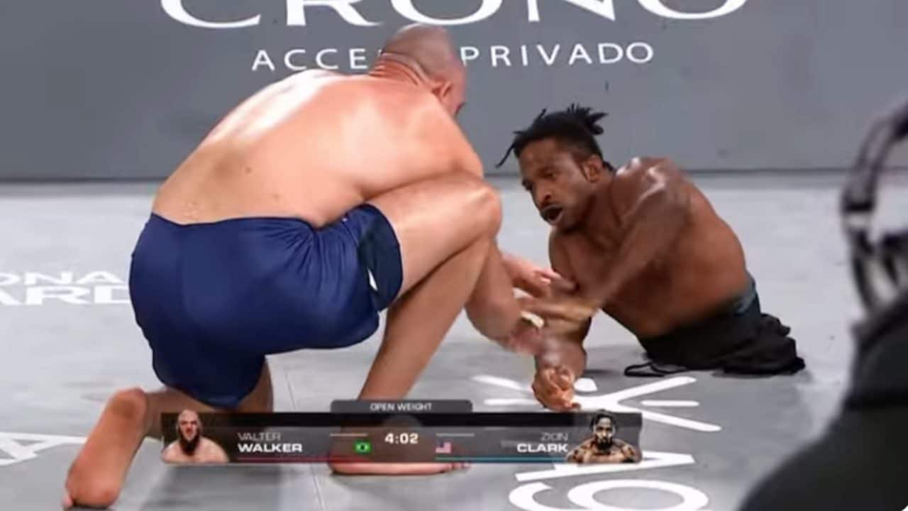 Campione di MMA contro un lottatore senza gambe: incontro insensato, finisce per strangolamento