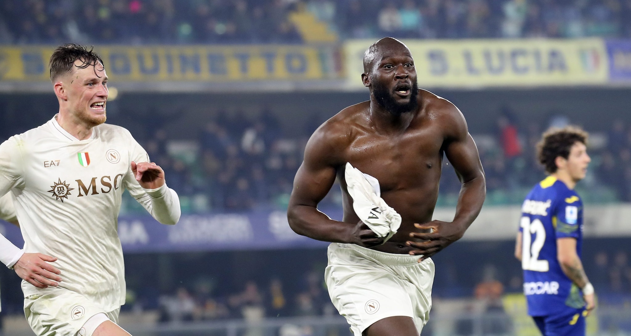 Lukaku salva il Napoli da una figuraccia al 95°, gol e vittoria pesantissima a Verona per la Champions