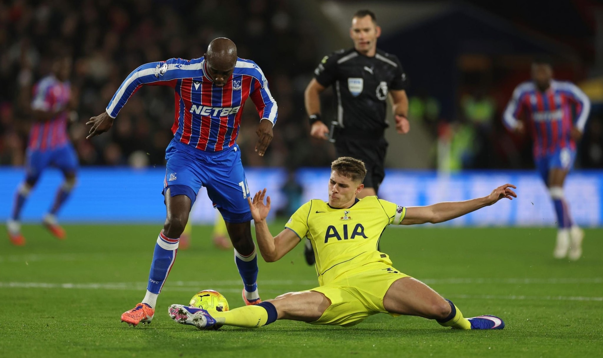 Matera in azione con la maglia del Crystal Palace.