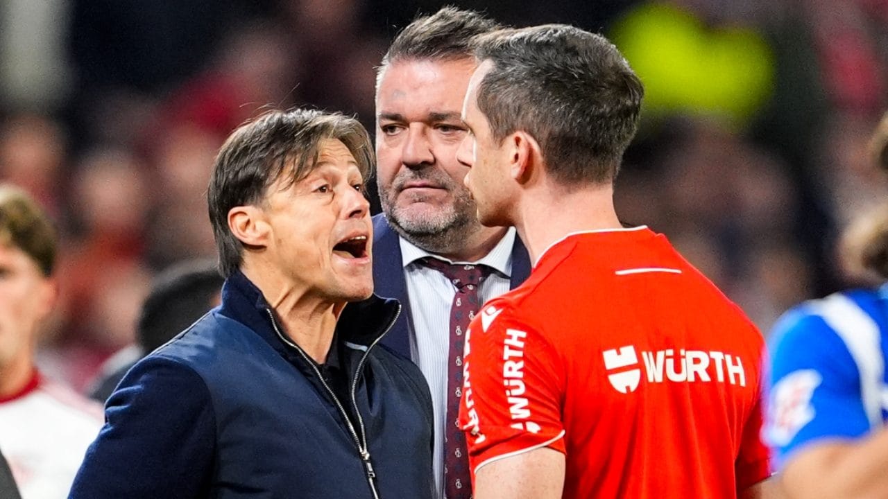 Almeyda impazzisce dopo essere stato espulso: sfida arbitro e quarto uomo rifiutandosi di uscire