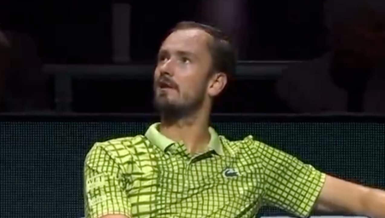 Medvedev sbrocca a Rotterdam, stavolta si arrabbia per le palline: "Fatte per chi ama compiacere"