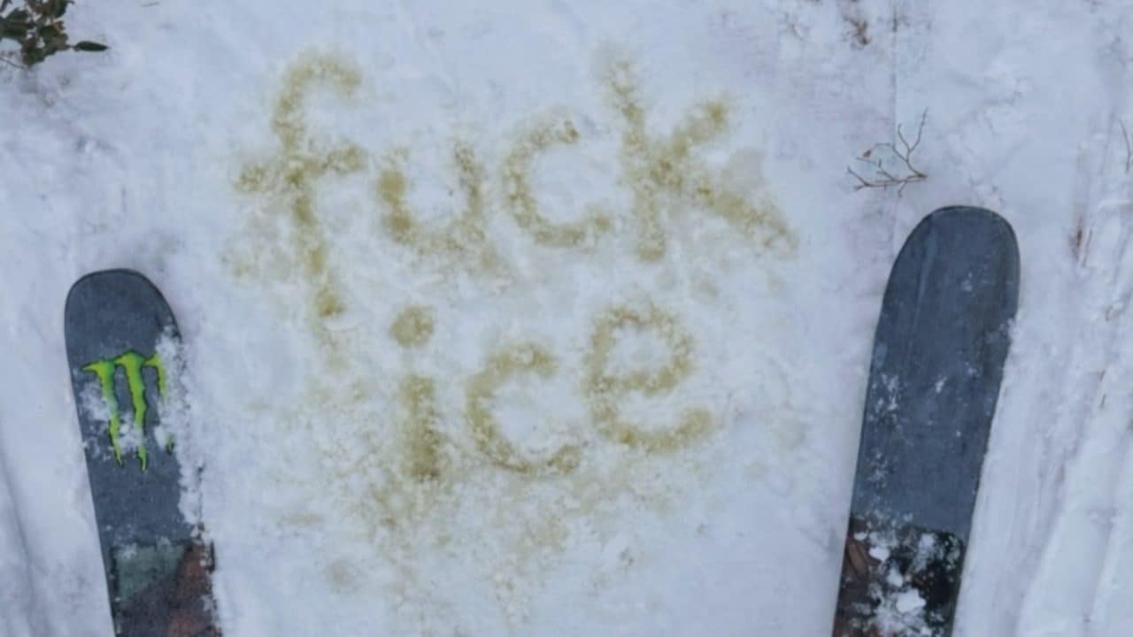 Gus Kenworthy scrive con l'urina sulla neve un messaggio di protesta alle Olimpiadi di Milano Cortina