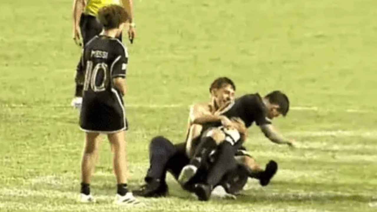 Messi scaraventato a terra da un tifoso, interviene la sicurezza e la partita finisce: caos a Porto Rico