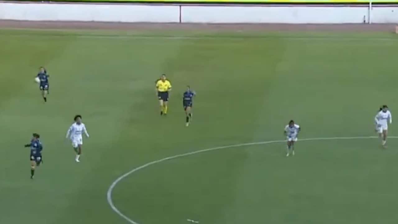 Le calciatrici scappano negli spogliatoi in Messico durante la partita: impossibile far finta di niente