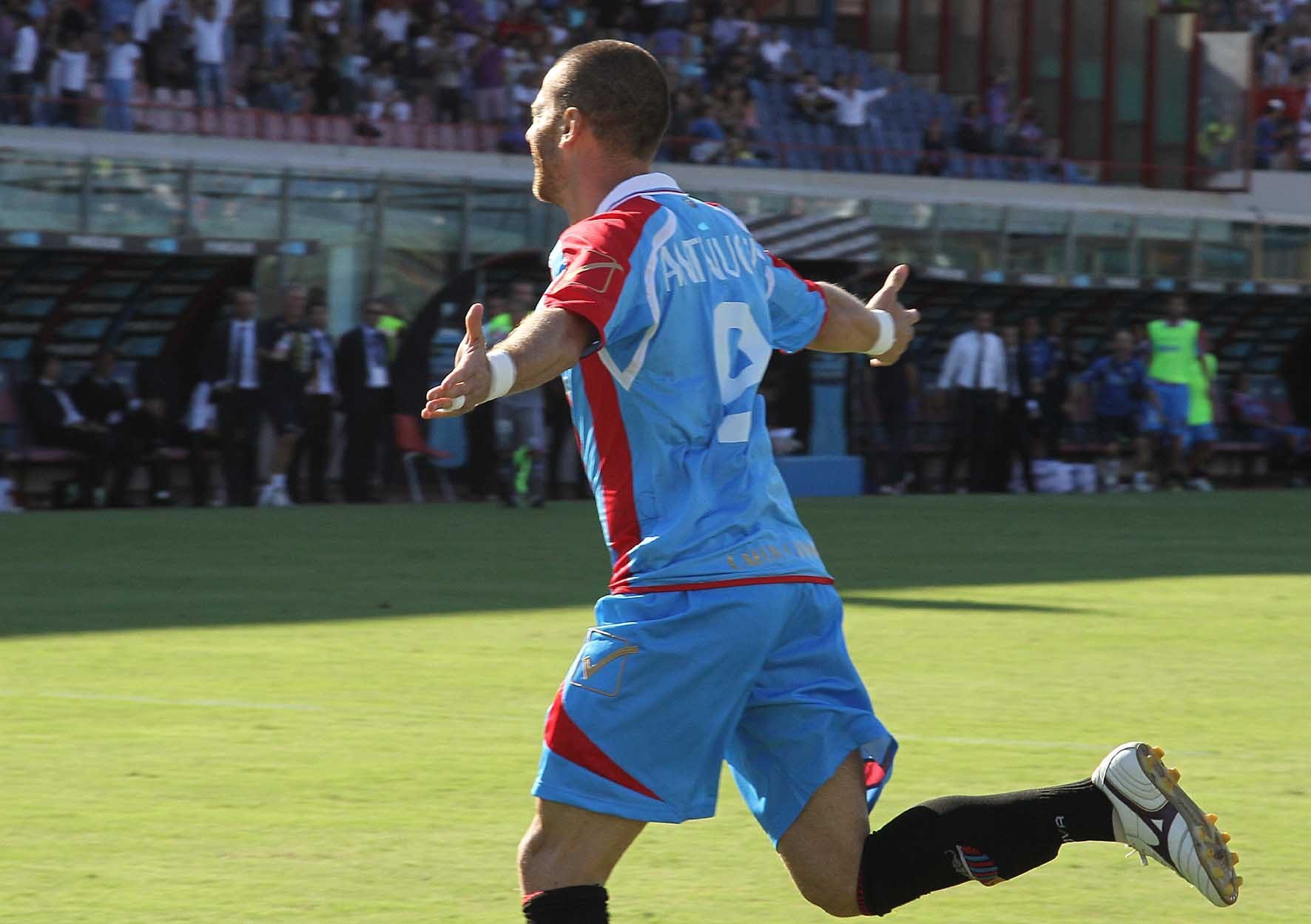 Antenucci dopo un gol con il Catania.