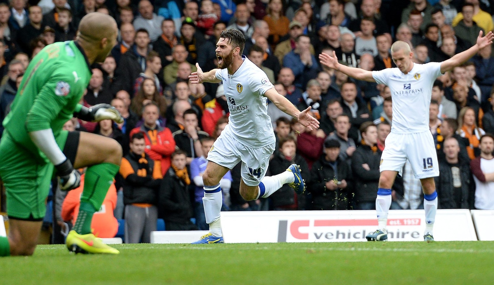 L’esultanza di Antenucci dopo un gol con il Leeds.