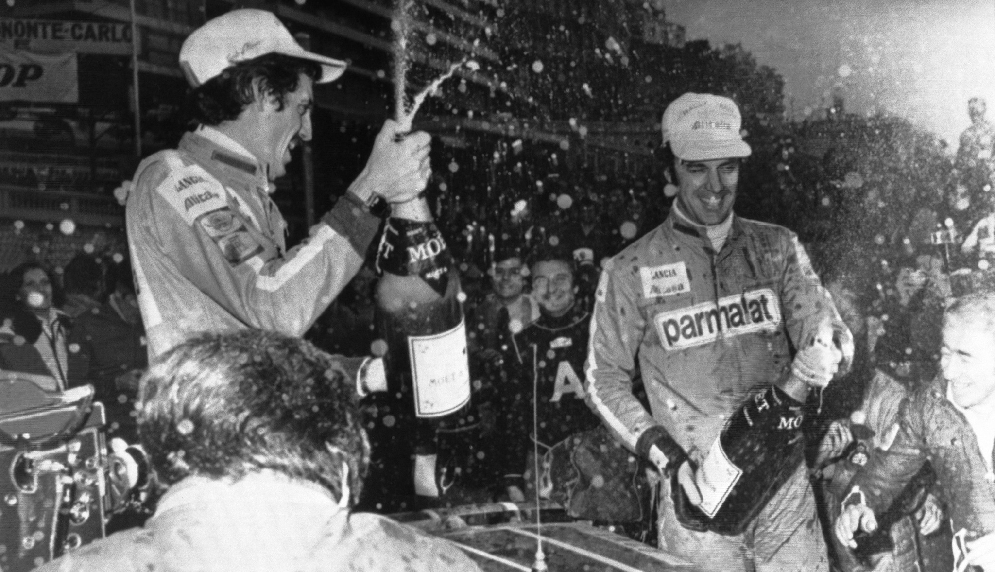 Munari festeggia la vittoria del rally di Montecarlo nel 1977