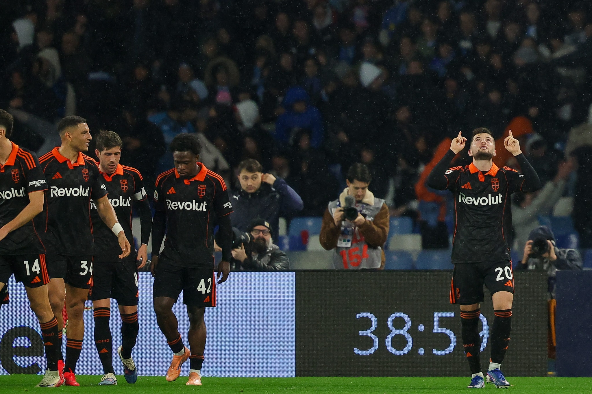 Napoli eliminato ai rigori, Como in semifinale di Coppa Italia con l'Inter