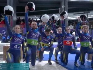 L’ultimo gesto di sfida dei compagni di Heraskevych, in ginocchio e caschi al cielo: cos’è successo