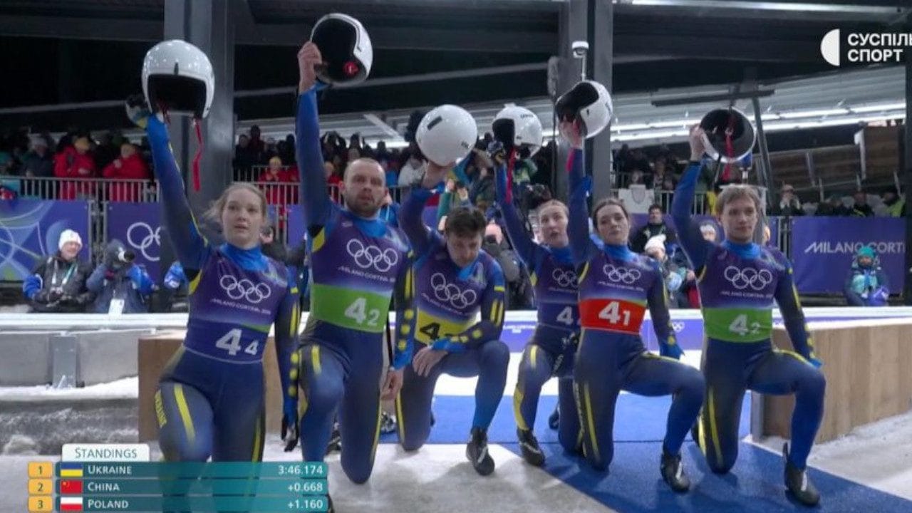 L'ultimo gesto di sfida dei compagni di Heraskevych, in ginocchio e caschi al cielo: cos'è successo