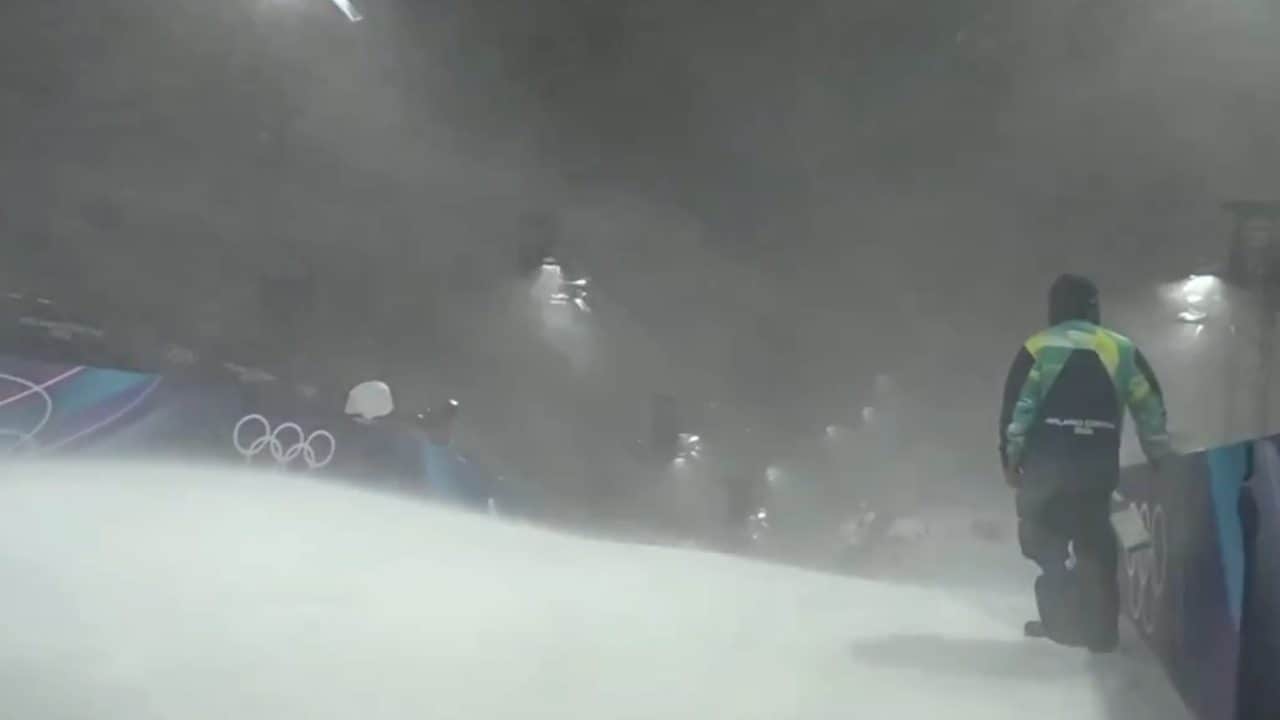 Una tempesta frena la finale Big Air alle Olimpiadi: le atlete si sono rifugiate per evitare il freddo