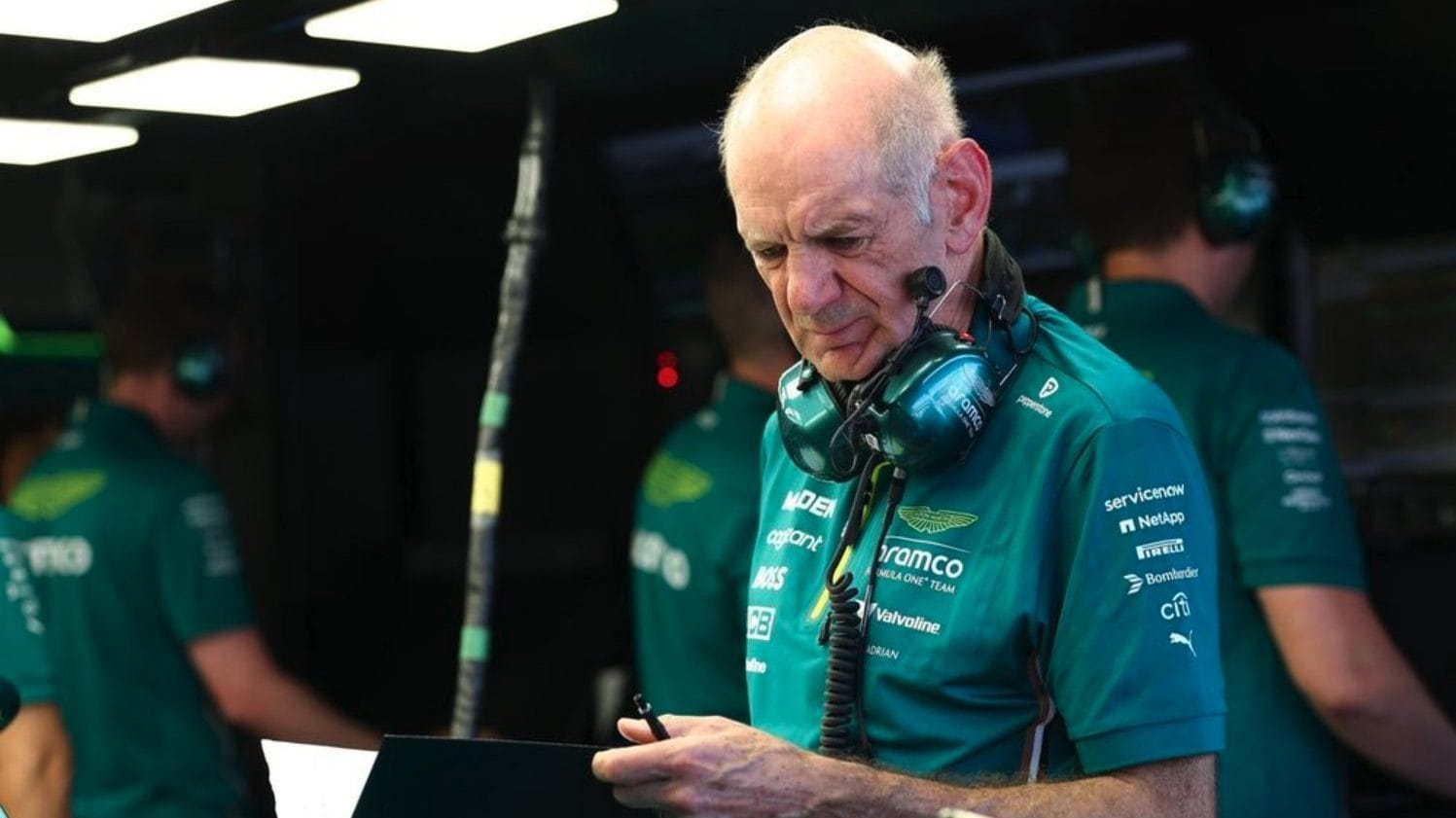 Adrian Newey spiega come usa l'IA in Formula 1: quando gli chiedono di ChatGPT non si trattiene