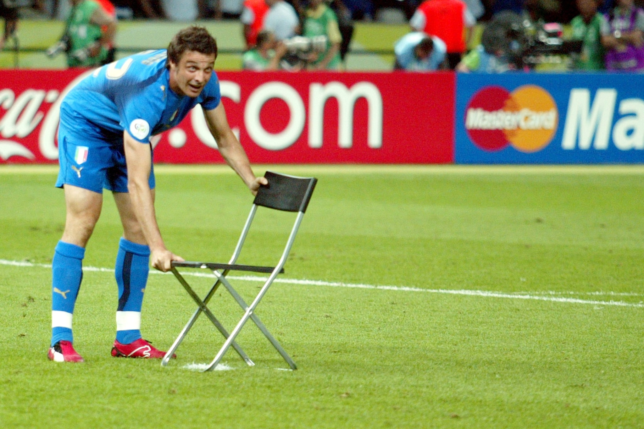 Oddo si prepara a tagliare i capelli a Camoranesi dopo la vittoria dei Mondiali 2006.