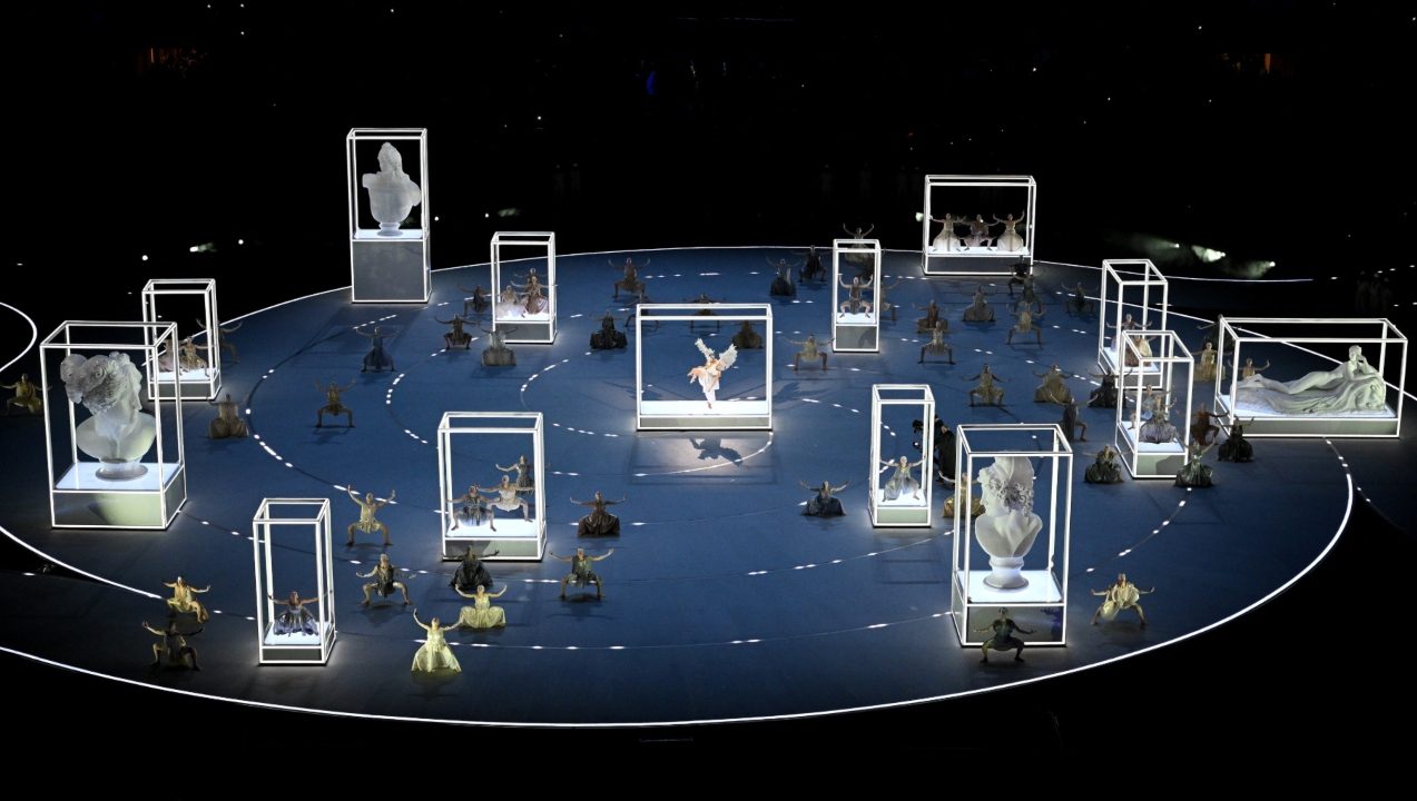 Cerimonia Olimpiadi LIVE, l'apertura di Milano Cortina in diretta: inizia lo show a San Siro poi la sfilata delle nazioni in gara