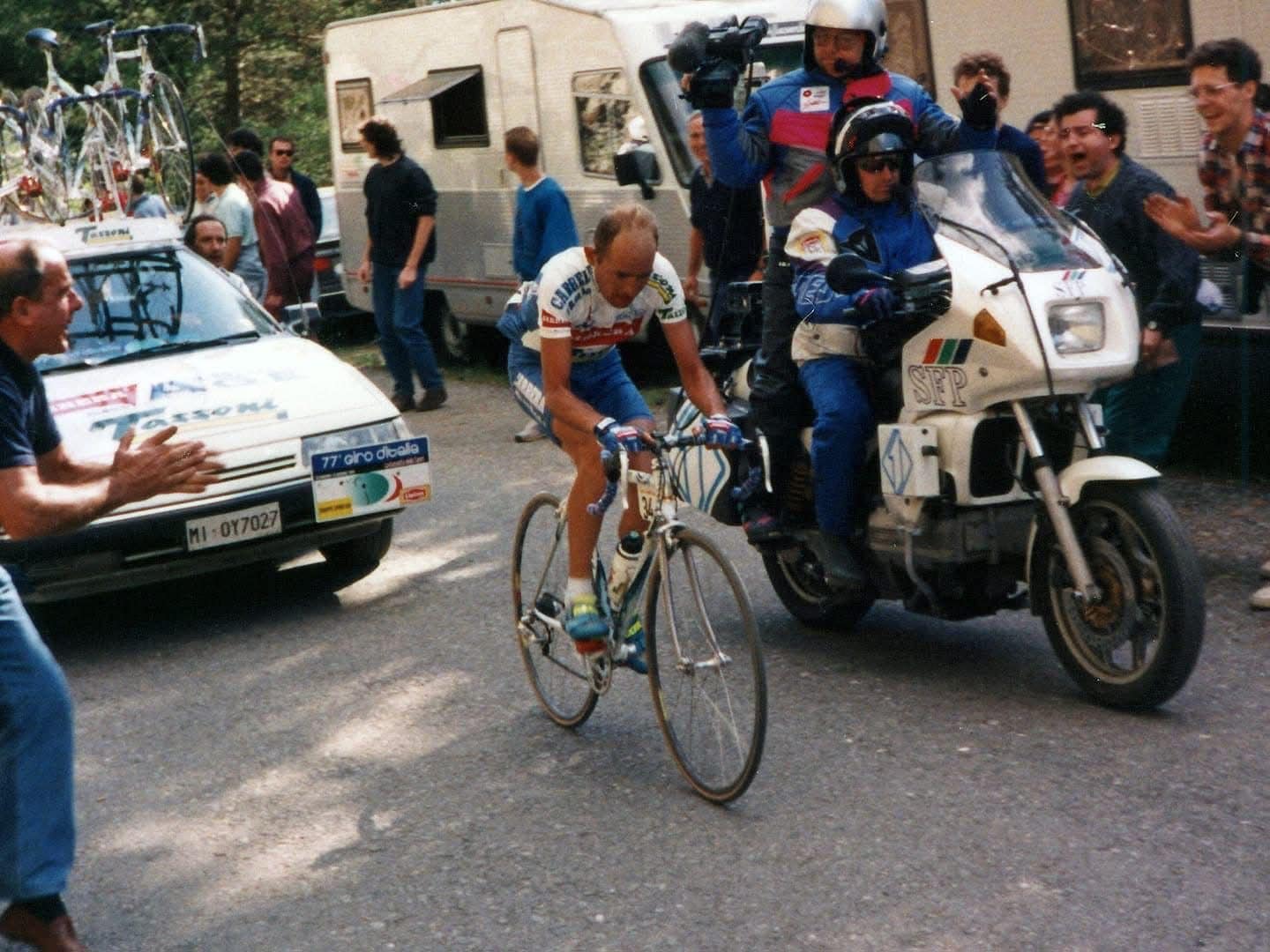 Pantani seguito dall’ammiraglia della Carrera Jeans con Martinelli che incita il Pirata