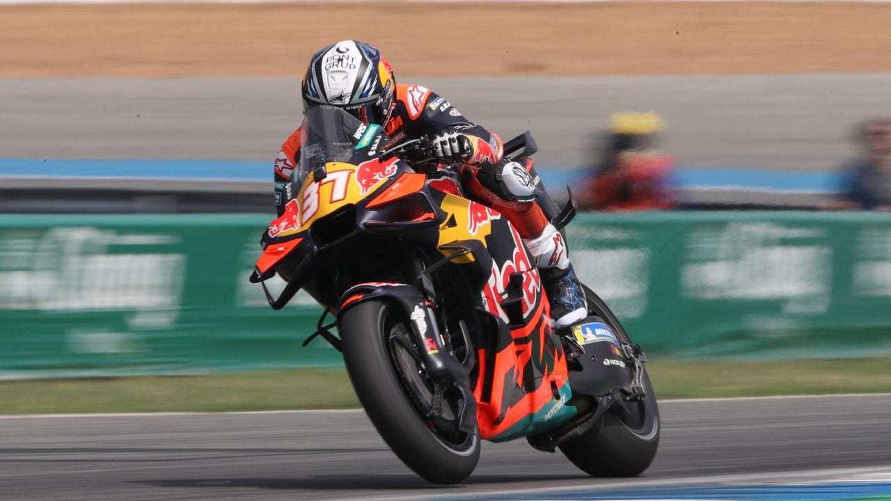 Finale incredibile della Sprint di MotoGP in Thailandia: vince Acosta, Marquez penalizzato. Caduto Bezzecchi