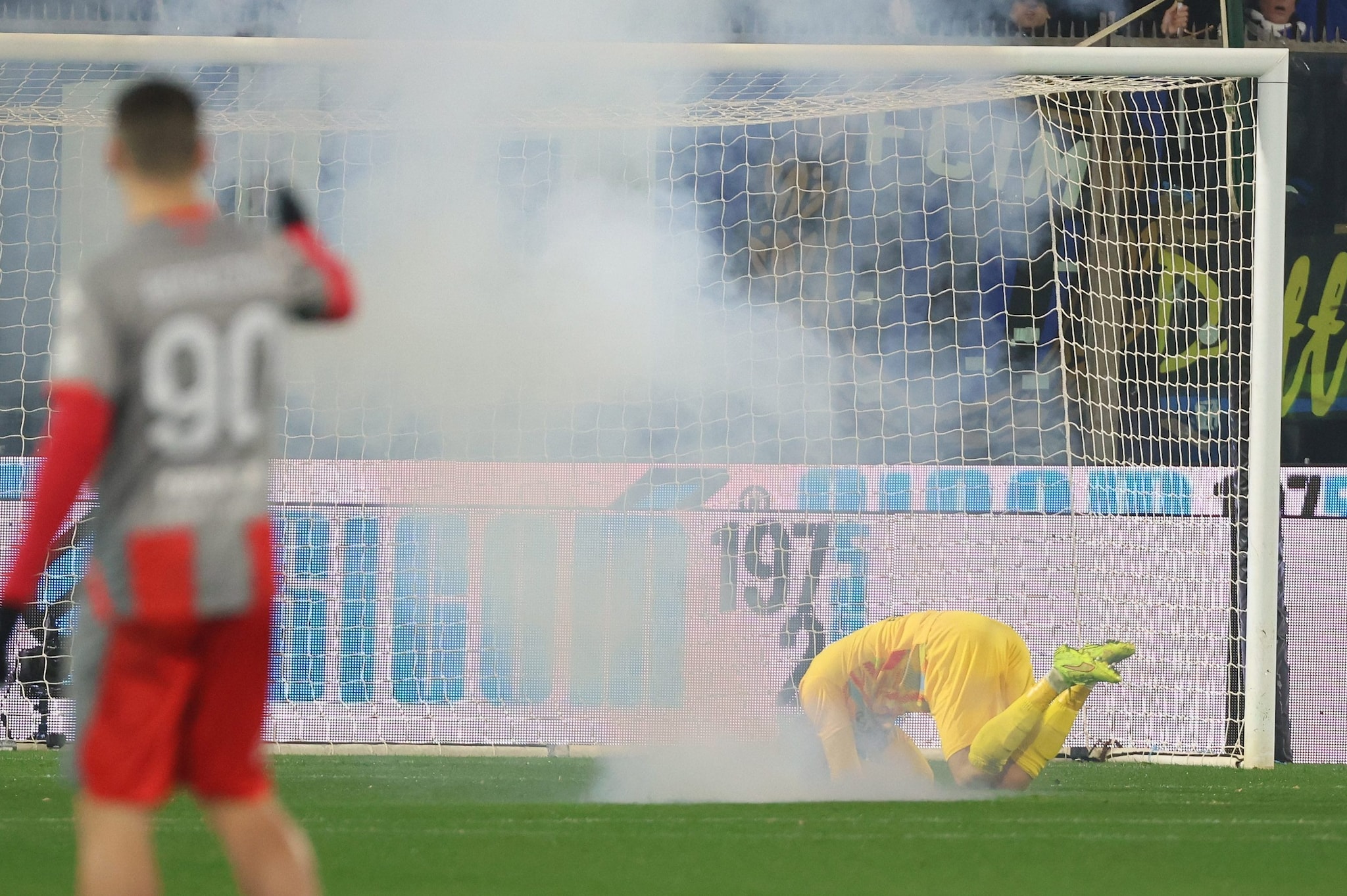 Emil Audero accasciato sul terreno di gioco dopo essere stato stordito da un petardo durante Cremonese–Inter