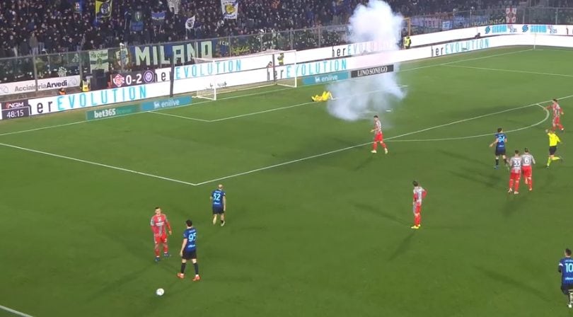 Il momento in cui Audero resta a terra dopo lo scoppio del petardo.