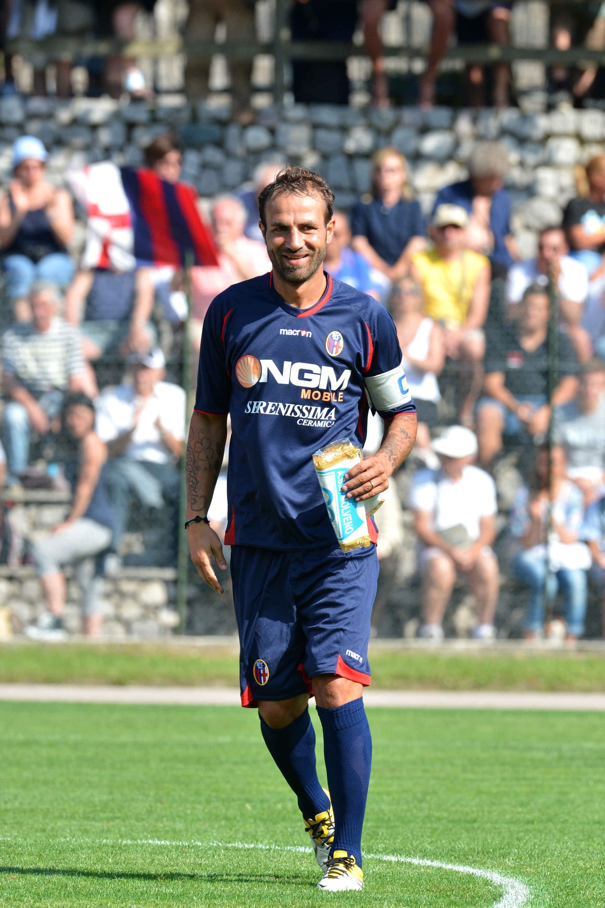 Daniele Portanova con la fascia da capitano del Bologna.