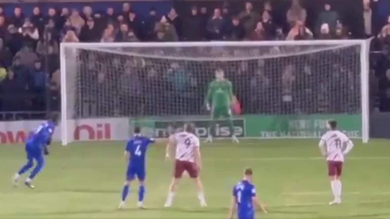 Il rigore diventa punizione senza che il pallone sia toccato, nessuno capisce niente: è la Regola 14