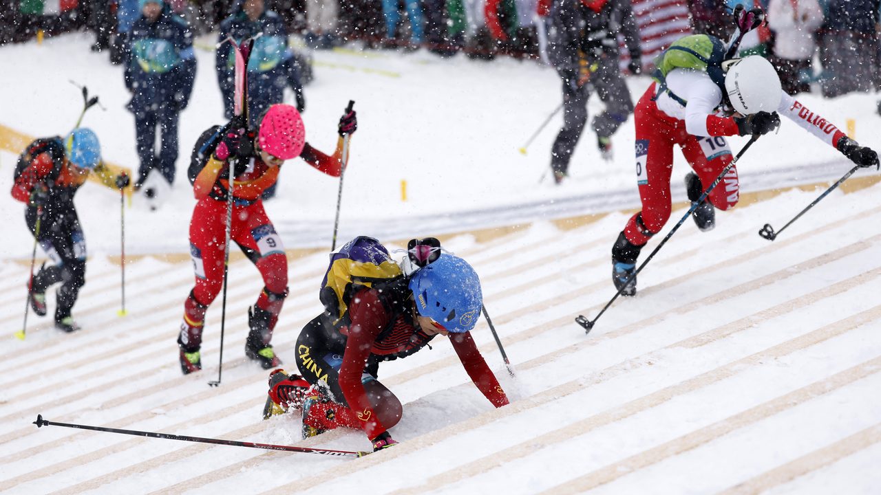 Lo sci alpinismo è lo sport più assurdo delle Olimpiadi Invernali: perché gareggiano con uno zaino