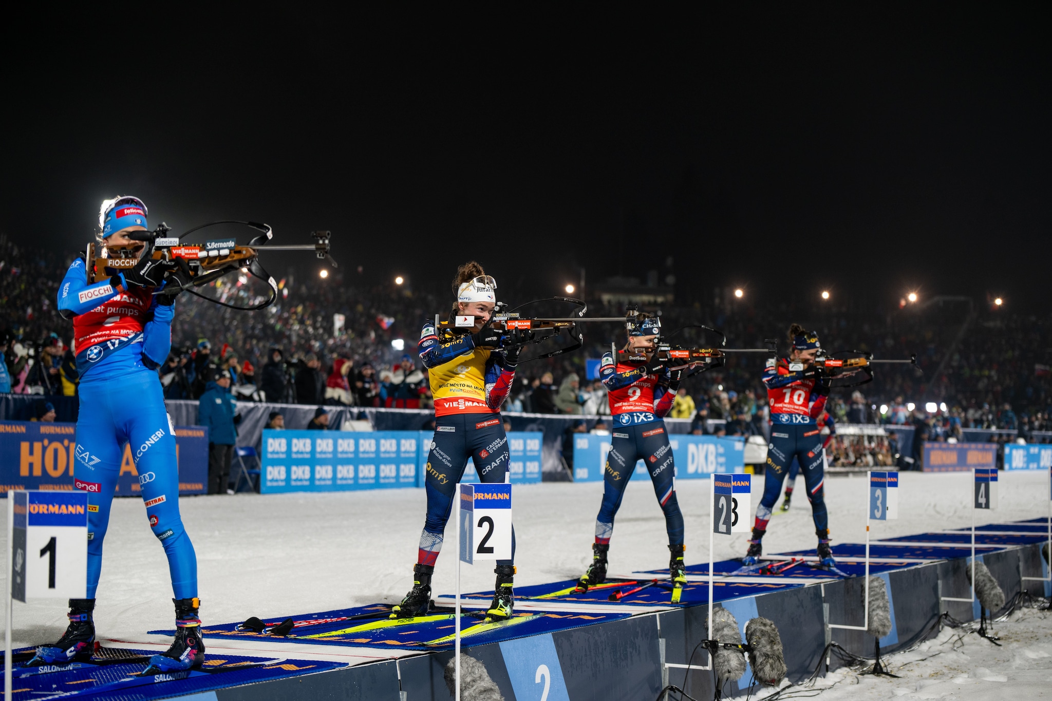 Una sessione di tiro in piedi in una gara di biathlon