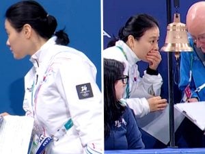 Reclamo coi soldi in mano nello short track vinto dall’Italia alle Olimpiadi: cosa dice la regola