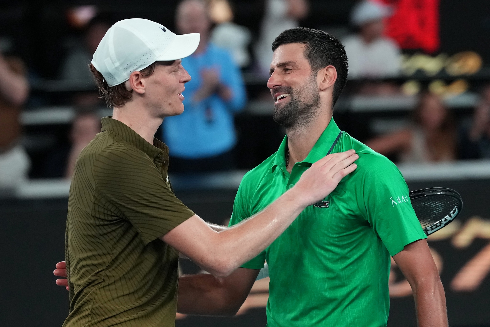Sinner e Djokovic al termine del loro match agli Australian Open.