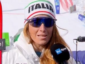 Sofia Goggia guarda la telecamera dopo la caduta alle Olimpiadi: “Lara, se mi ascolti, scusami”
