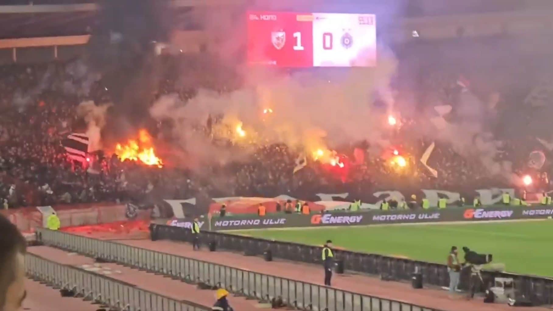 Follia in Stella Rossa-Partizan, tribuna data alle fiamme dai tifosi: derby sospeso per oltre 10 minuti