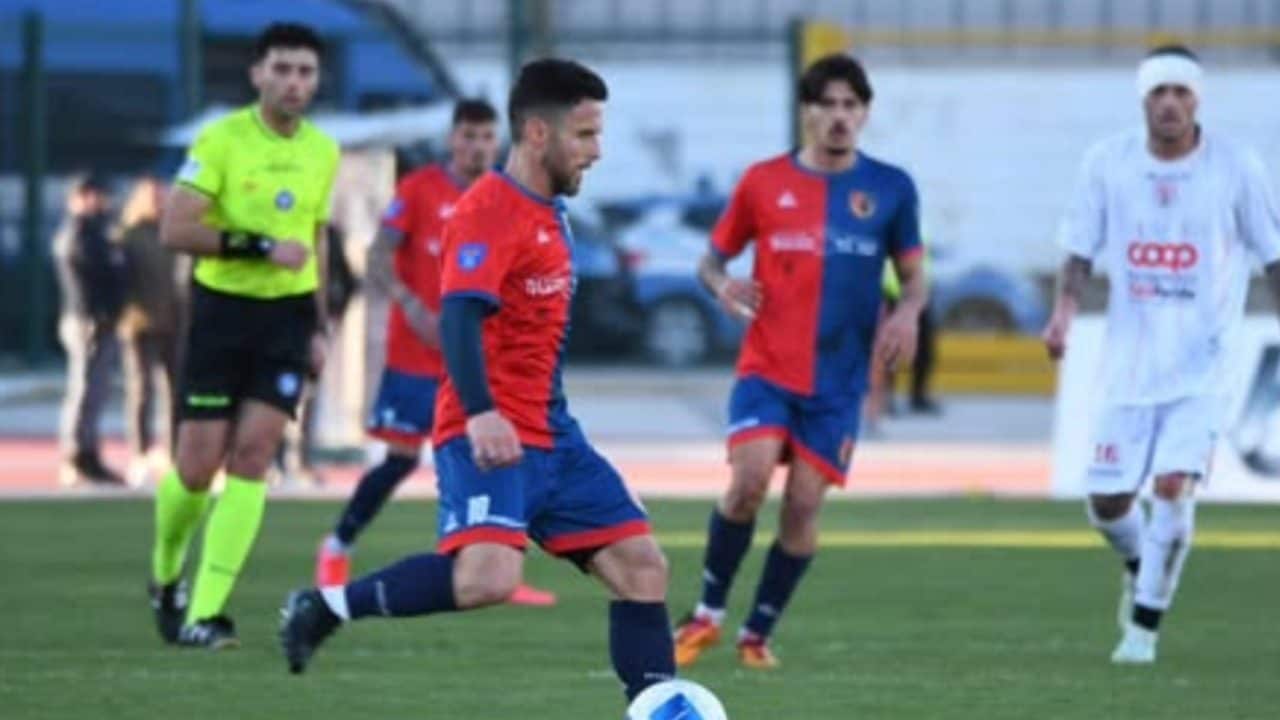 Calci e pugni negli spogliatoi all'intervallo di Barletta-Afragolese di Serie D: Torassa in ospedale