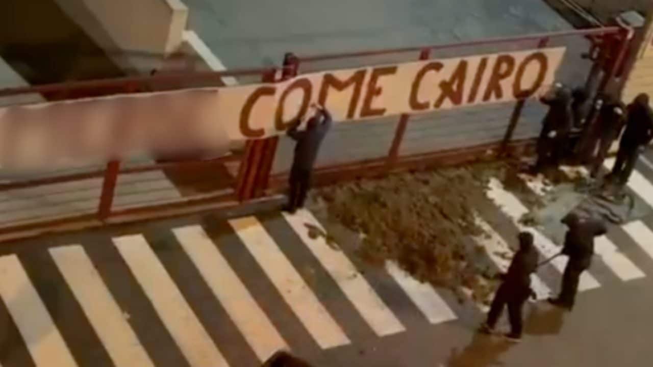 La dura contestazione dei tifosi del Torino, letame e striscione al Filadelfia: "Me**e come Cairo"