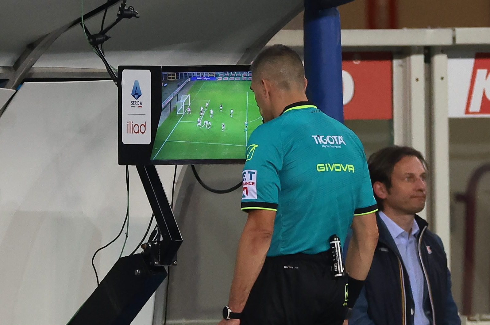 Una scena alla quale siamo ormai abituati: un arbitro di Serie A va al monitor per l’on–field review