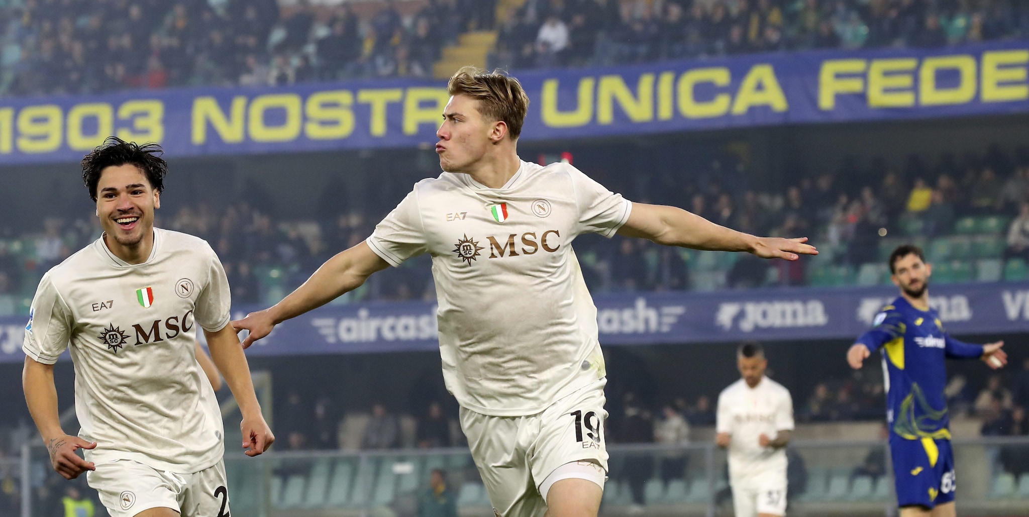 Verona-Napoli 1-2, risultato finale della partita di Serie A: gol di Hojlund e Akpa Akpro, poi Lukaku segna al 95°