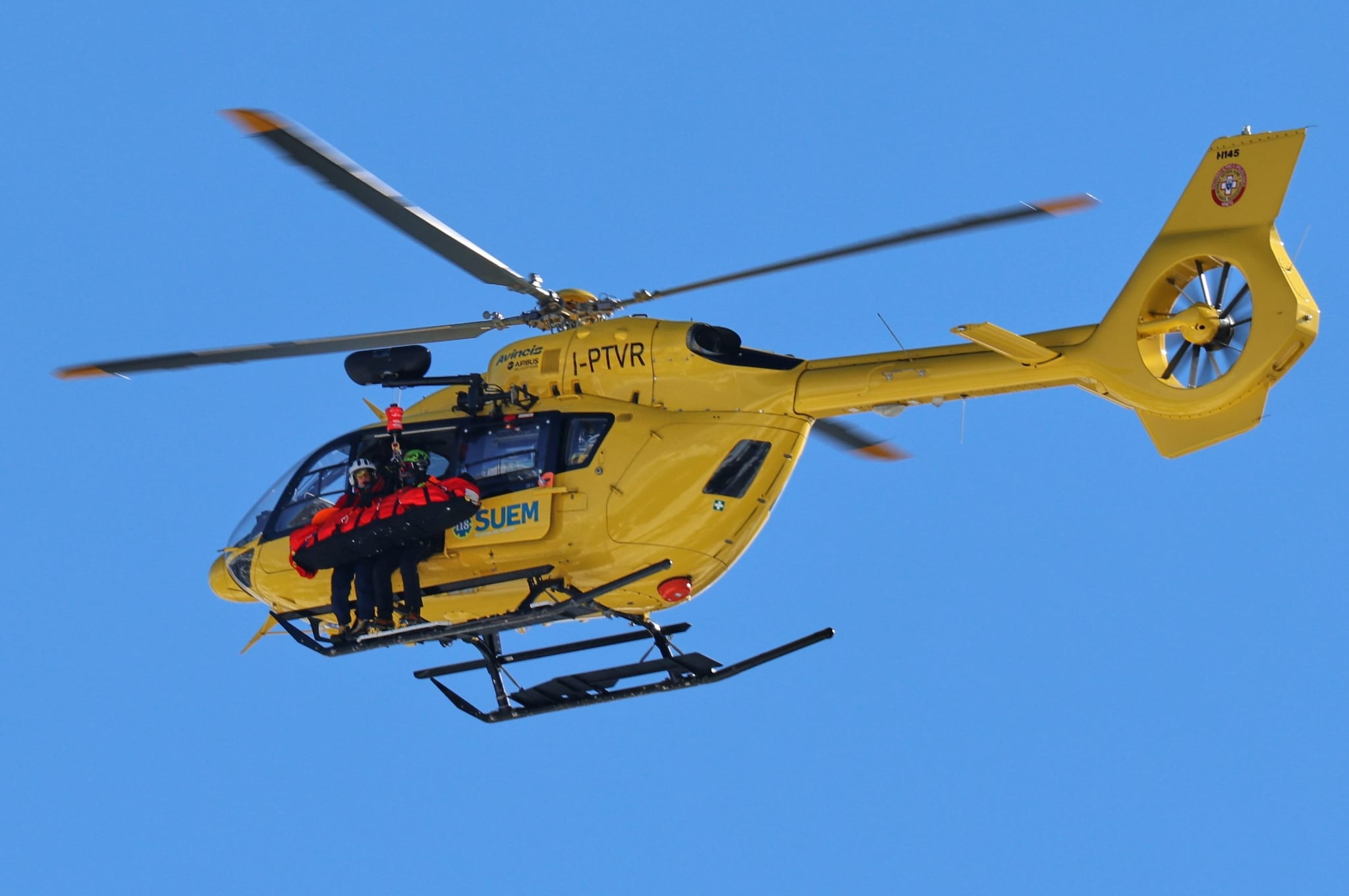 Lindsey Vonn imbracata in una lettiga e caricata su un elicottero per portarla in ospedale