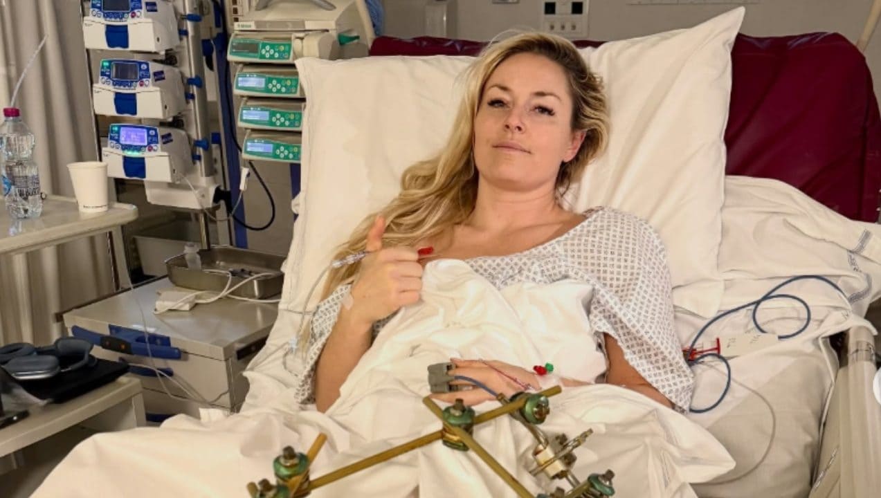 Lindsey Vonn pubblica la prima foto dopo la tremenda caduta: “Oggi ho avuto la terza operazione”