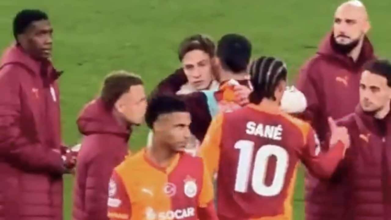 Yildiz circondato dai giocatori del Galatasaray dopo l'eliminazione della Juve: gli portano un regalo