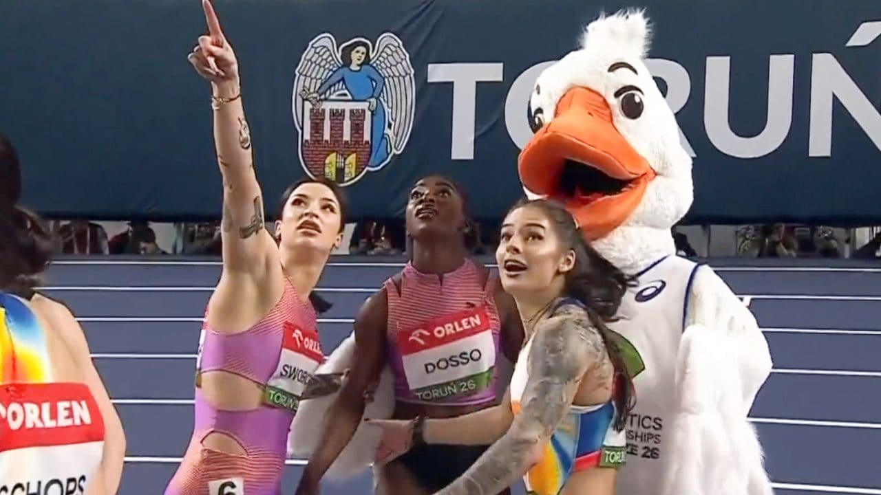 "Guarda lassù": Zaynab Dosso non ha capito, sono le altre a mostrare all'azzurra cosa ha appena fatto