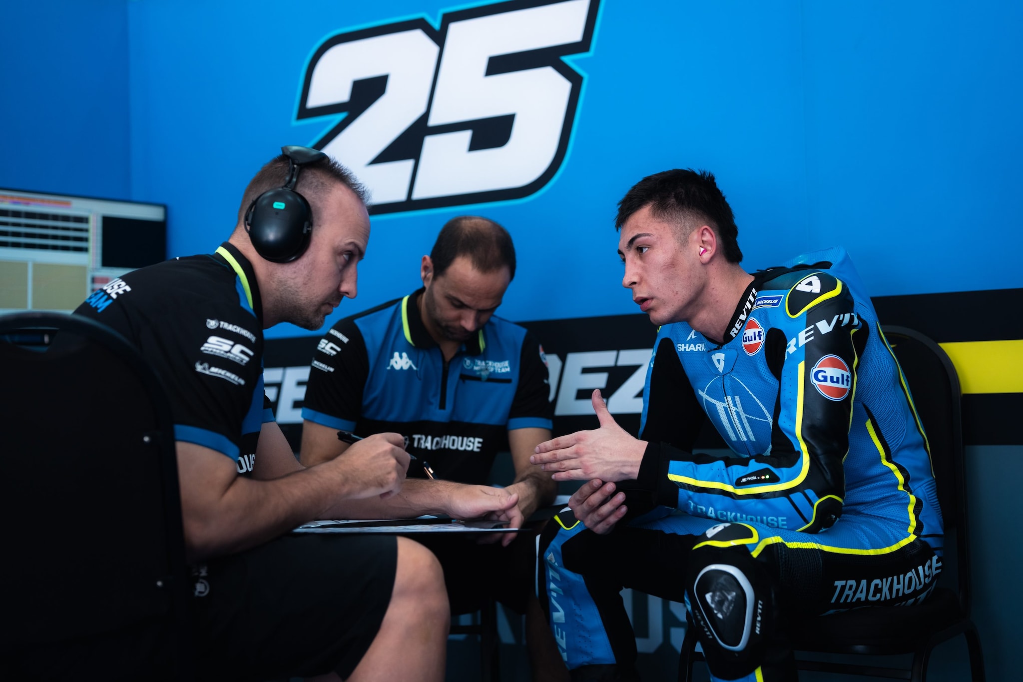 Raul Fernandez durante un briefing con il suo team ai box.