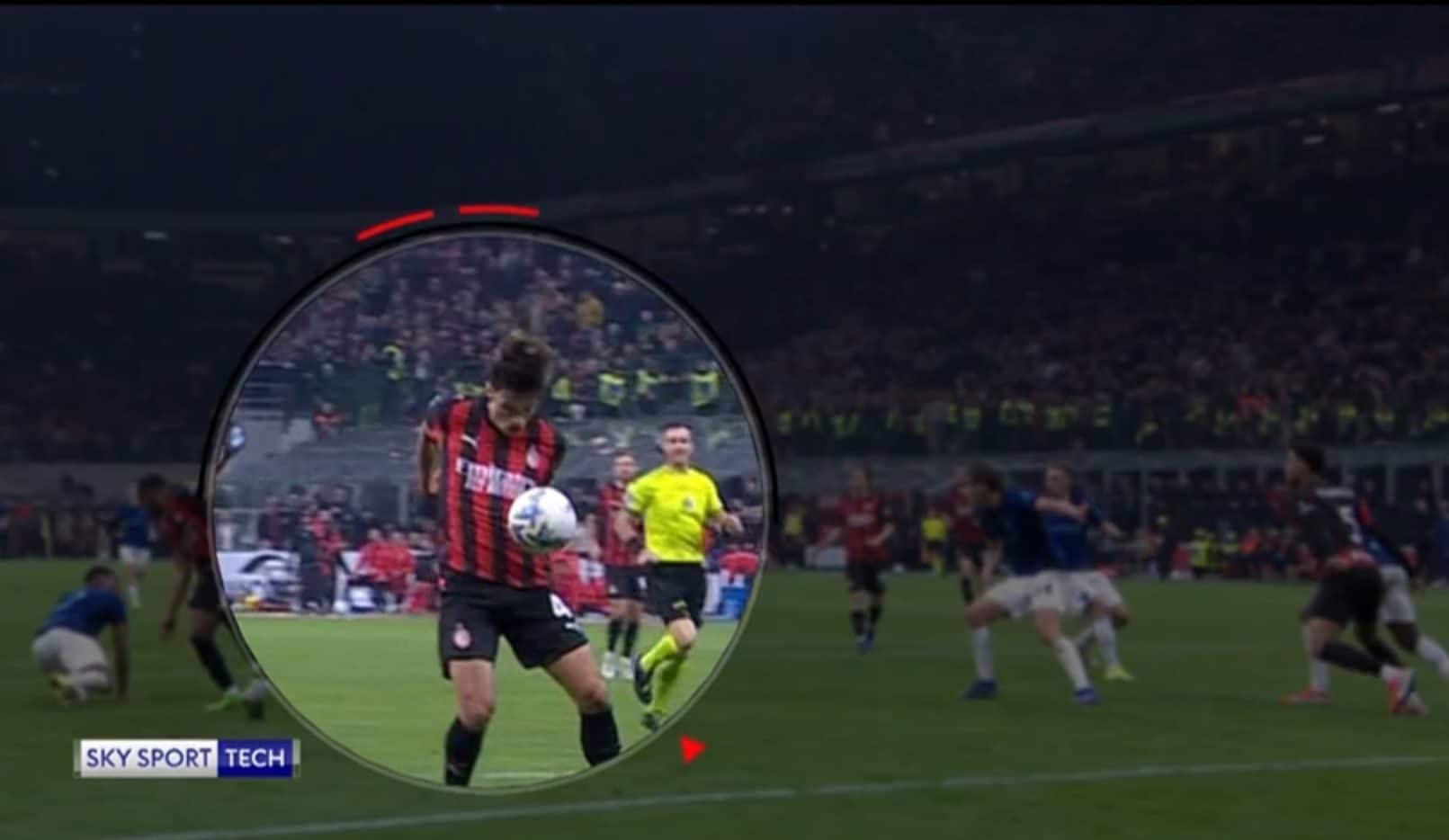 La posizione dell’arbitro Doveri che non può vedere il tocco di braccio da parte di Ricci.