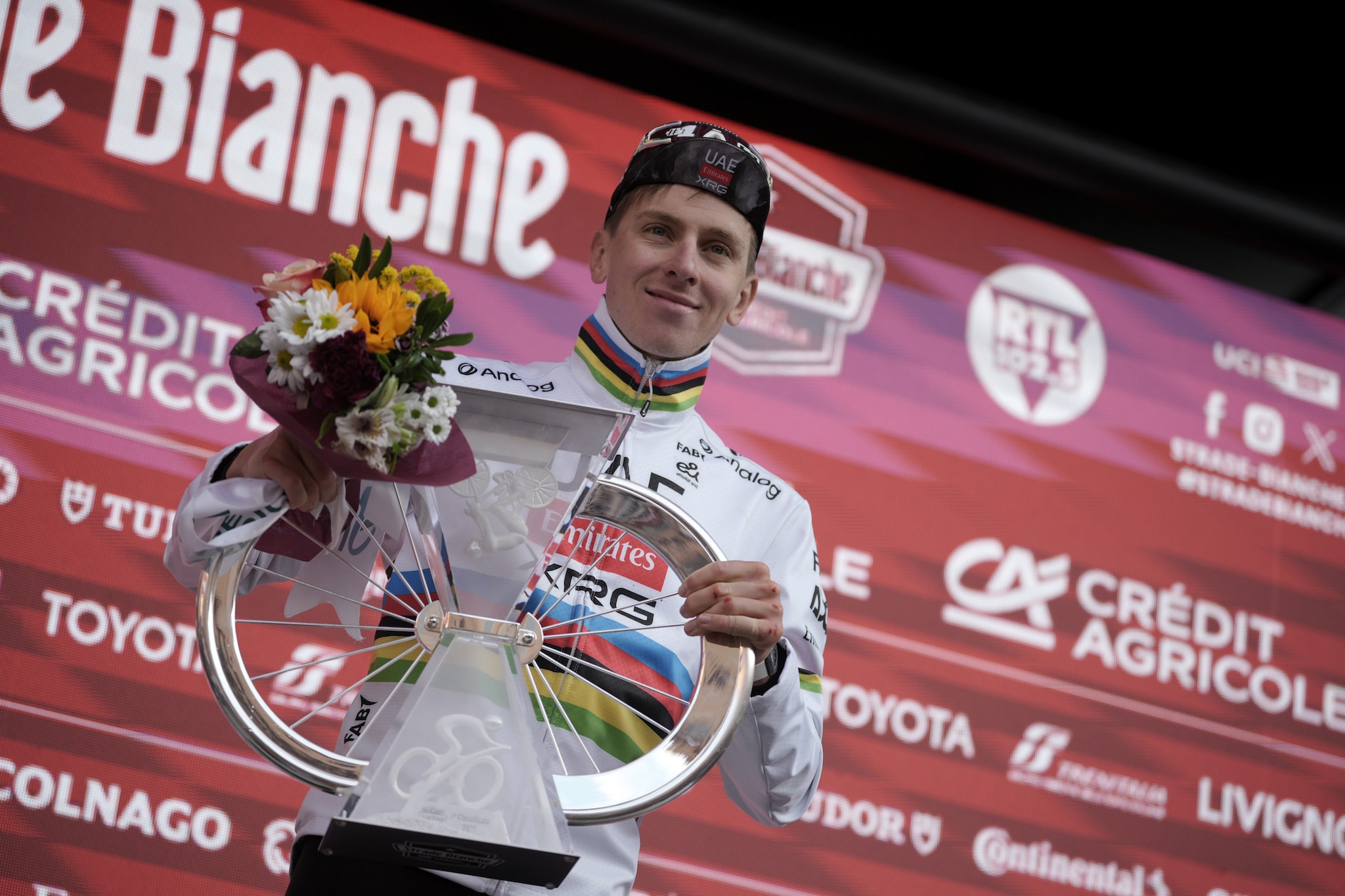 Perché Tadej Pogacar correrà su un tratto della Strade Bianche a suo nome: mai accaduto nel ciclismo