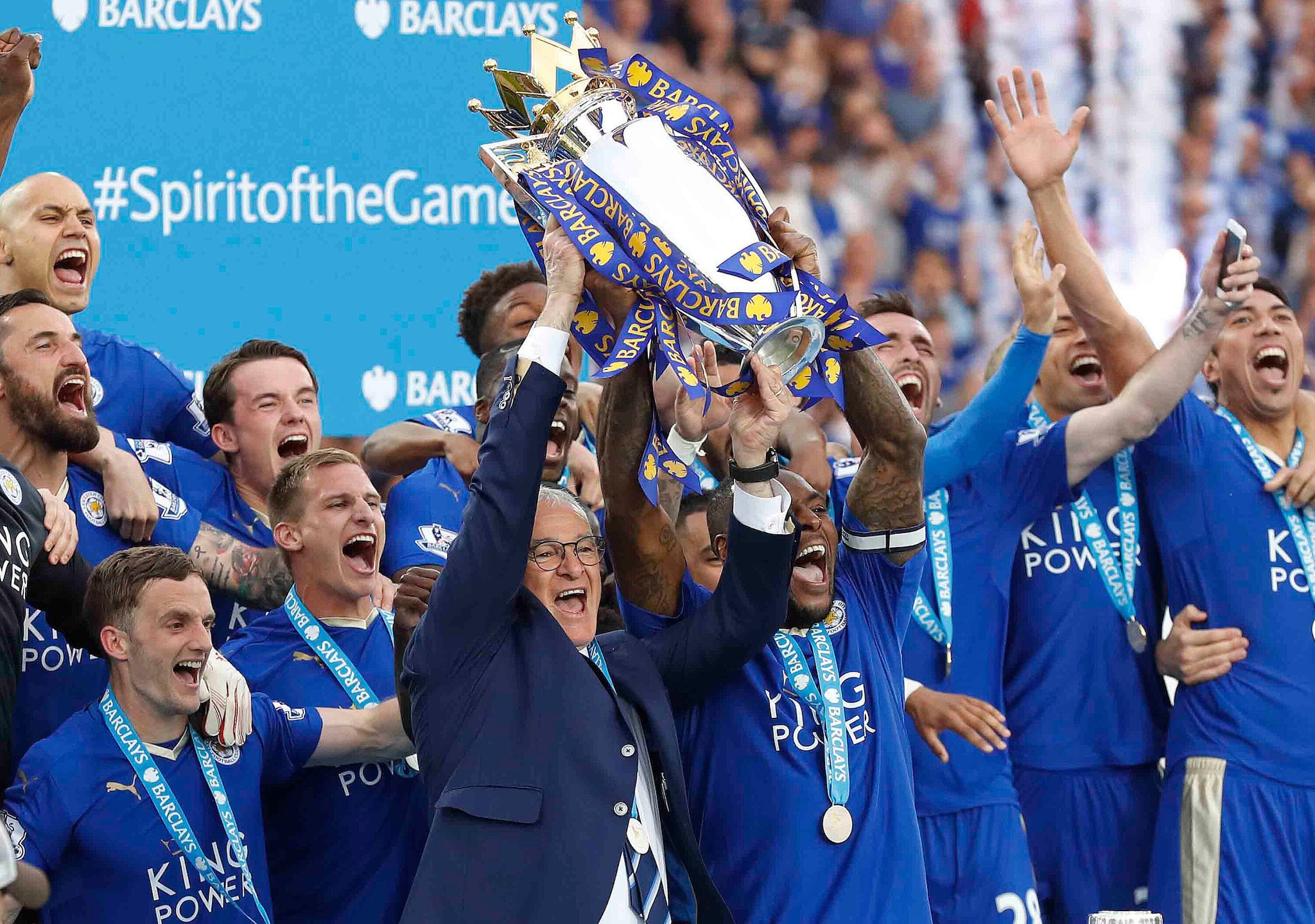 Claudio Ranieri festeggia il titolo vinto con il Leicester in Premier League.