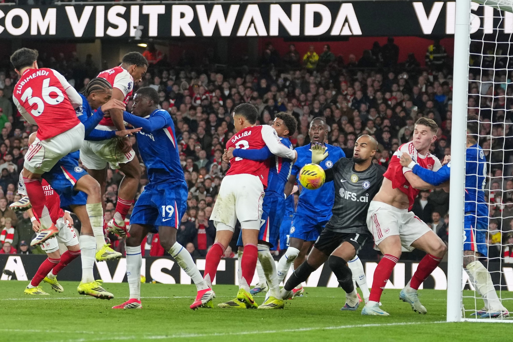 Il gol di Timber sugli sviluppi dell’ennesimo corner vincente in Arsenal–Chelsea.