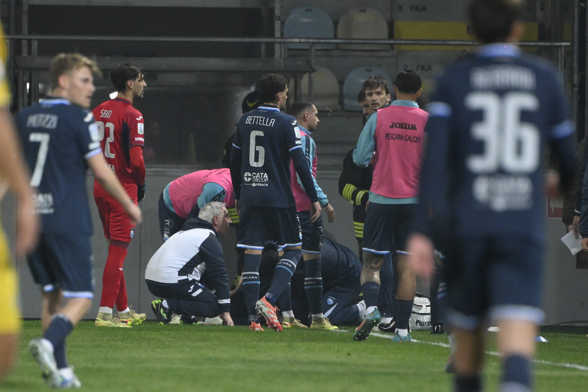 Paura allo Stirpe, Frosinone-Pescara sospesa per sette minuti: due pompieri in ospedale, cos'è successo